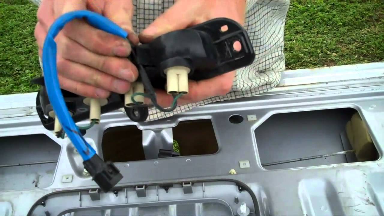 How to change tailgate brake light   cover on Mitsubishi L20