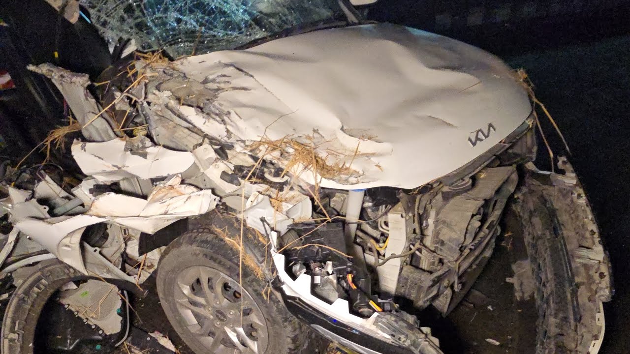 Car के उड़े परखच्चे , भूसे वाली ट्राली में घुसी पुरे परिवार समेत एक Car रूह कंपा देने वाला Live हादसा