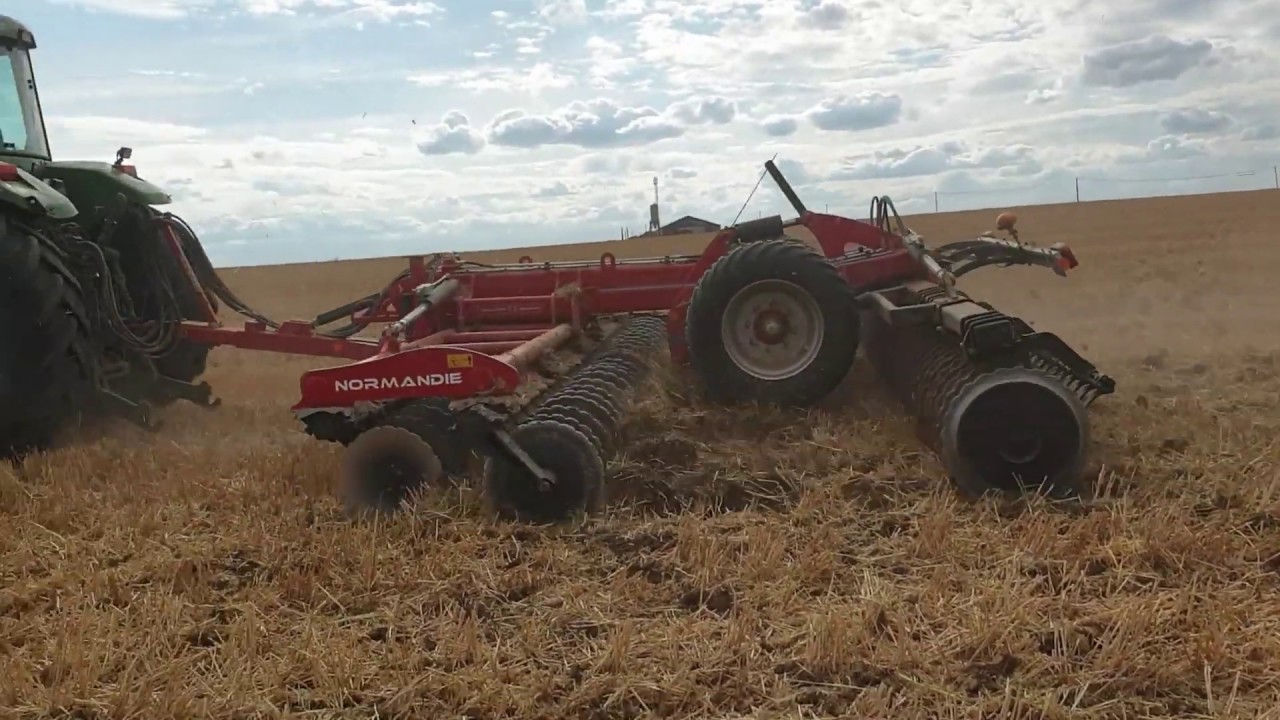 Déchaumage en John Deere 7710 avec un Grégoire et Besson Normandie