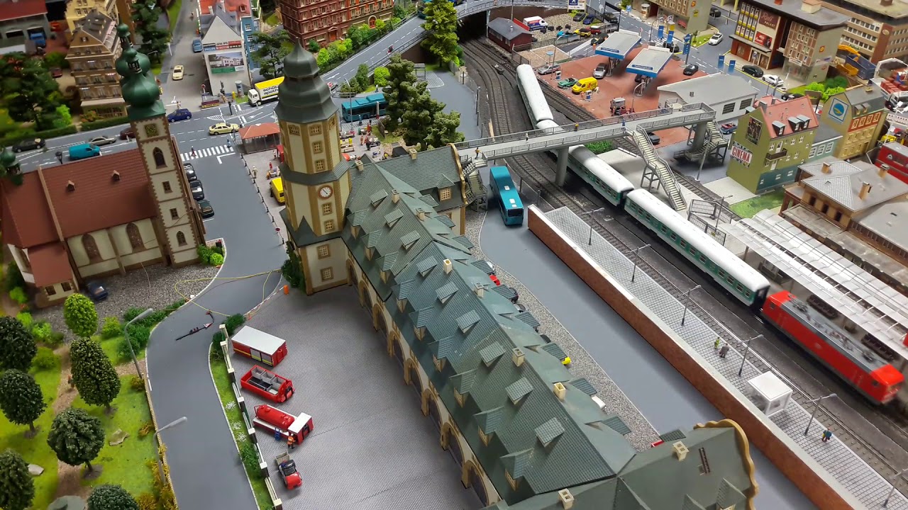 Zugeinfahrt Modellbahn mit Bahnhofsansage