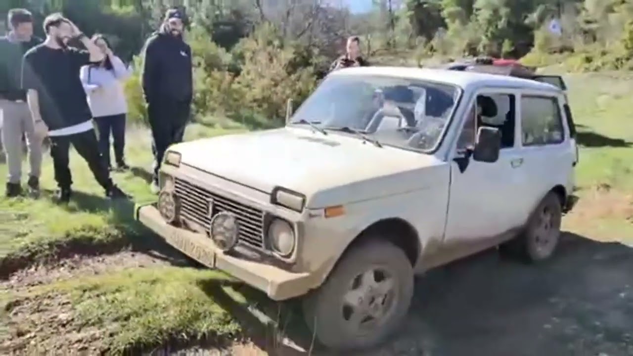 Lada niva τα παιδία παίζει 