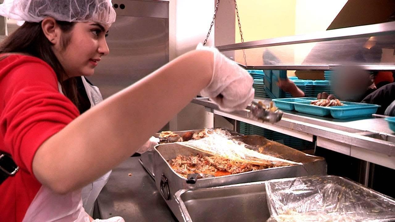 Посмотрите, что происходит, когда 15-летнего «избалованного ребенка» просят накормить бездомных в...