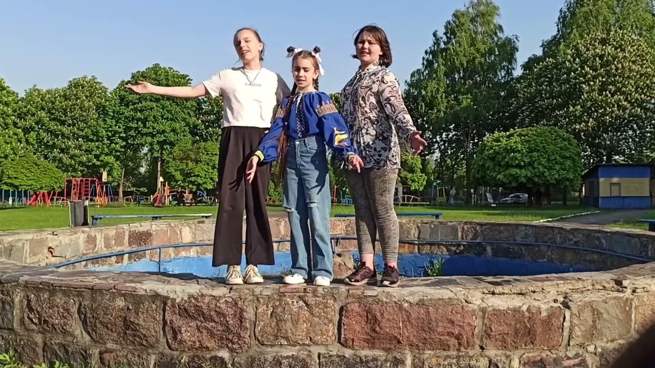 А в моєму місті весна.Ансамбль у складі :Вовк Ксєнії, Клименко Марії і Михайленко Анни.