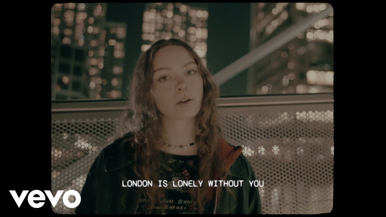 Holly Humberstone - London Is Lonely (Lyric Video)