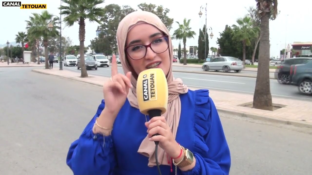 مدير مؤسسة يقبل رأس تلميذ بمناسبة تفوقه - مؤسسة الباتول الزهياني الخصوصية بتطوان