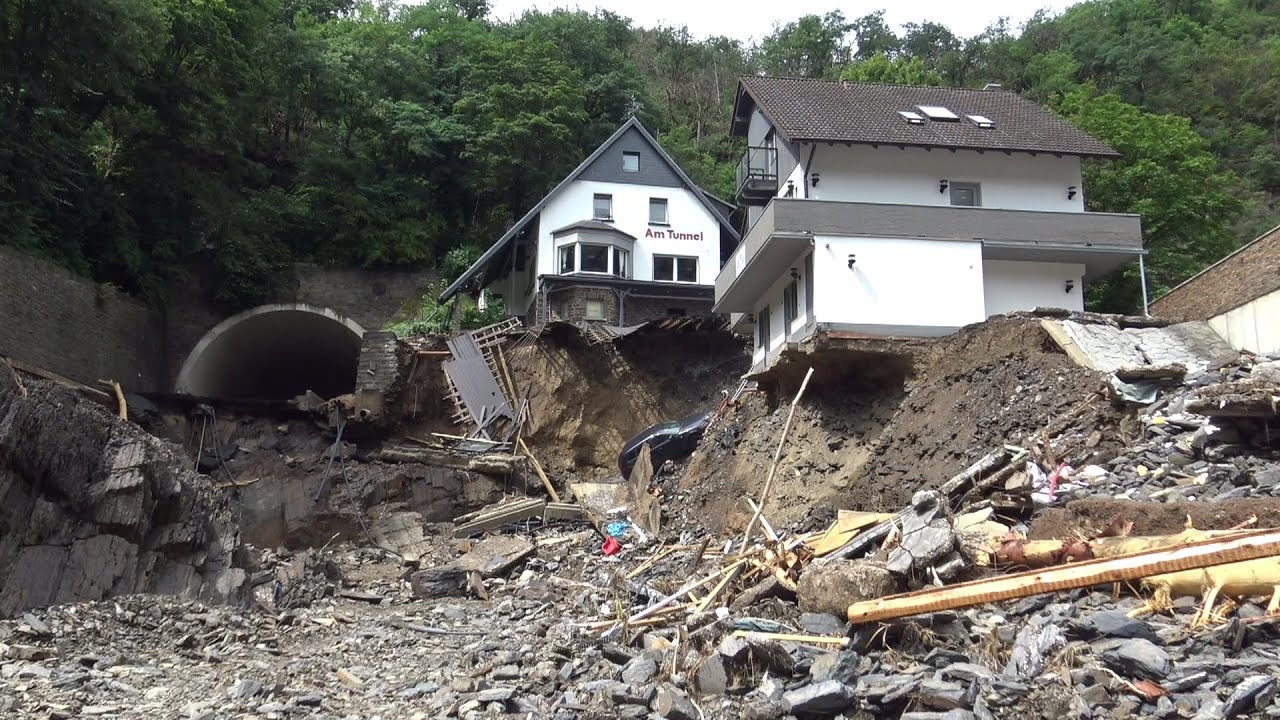 Nach der Hochwasserkatastrophe Tag 21 - Teil Lage vor Ort  von Reimerzhoven nach Altenahr Tunnel