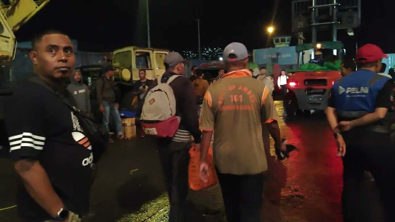 Debarkasi Penumpang Km Nggapulu Yg Tiba dr Pelabuhan Ternate, Jumat 24 Okt 2025 