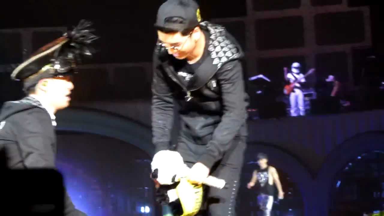 [HD] Seungri help TOP tie shoelaces BIG BANG Alive tour Singapore (Fantastic Baby Encore) 120929