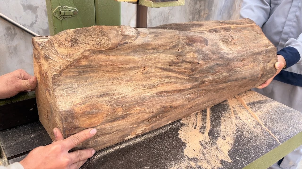 Amazing Wood Crafting From Rustic Raw Wood // Classic And Extremely Sturdy Table Design