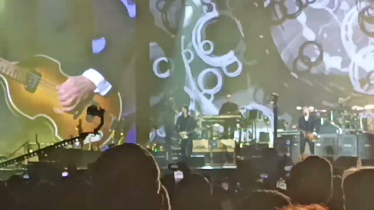 Fantastic opening Paul McCartney Paris La Defense Arena 04 12 2024 Can't buy me love ( The Beatles )