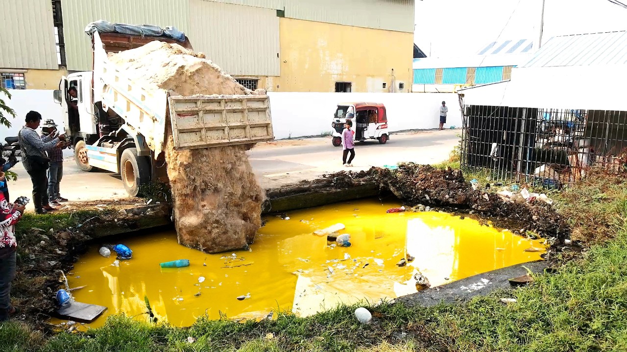 Start Amazing Work bulldozer and Trucks to Pushing rock to garbage mix water
