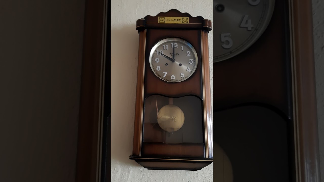 Antika kurmalı duvar saati