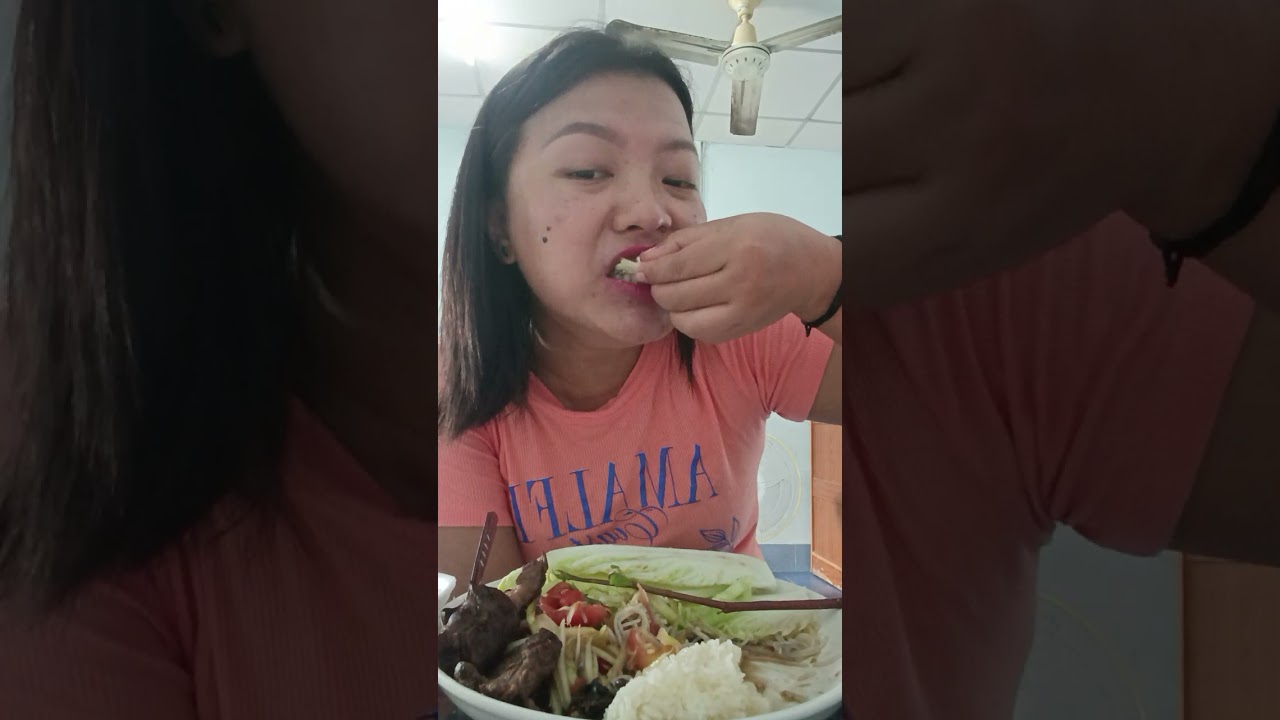 papaya salad, Beef steak 🥩, sticky rice with sweet dessert 🍪🎂