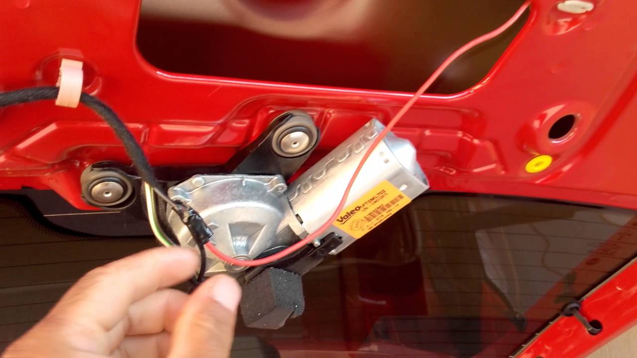 Colocando porta malas elétrico novo uno 2015