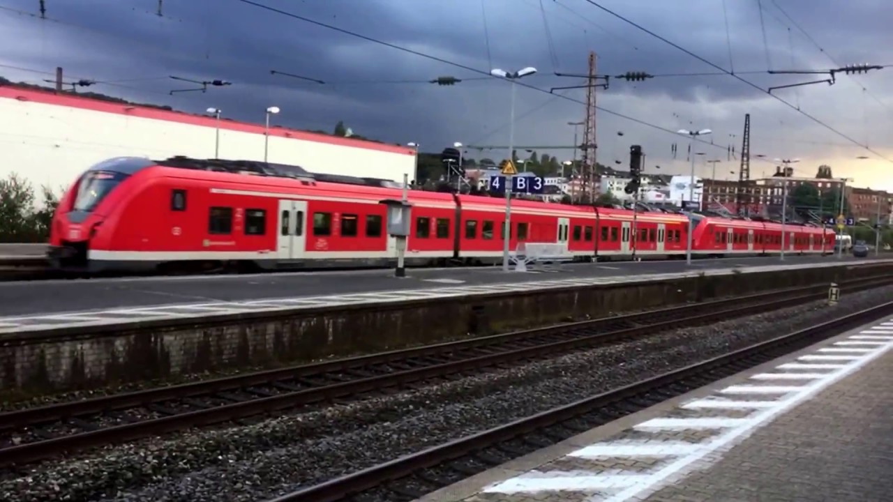 Zug und Schwebebahn Szenen aus Wuppertal Oberbarmen