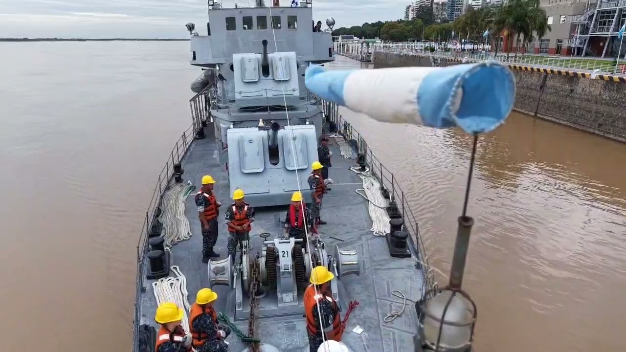 ARA King de la Armada Argentina llegando a Rosario 15-05-25