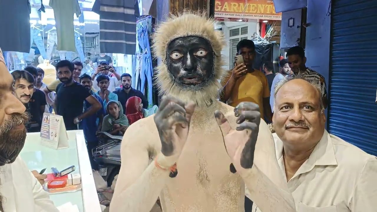 Monkey man को देख कर सारी मार्केट में लोग डर गय 🐒😂😱#public #youtubevideo #tranding #funny #foryou 