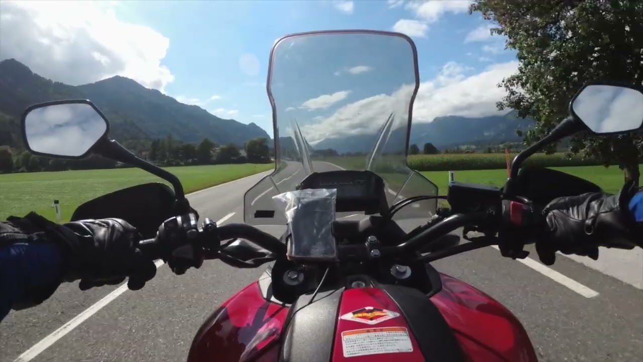motoracer de  rodada por las montañas