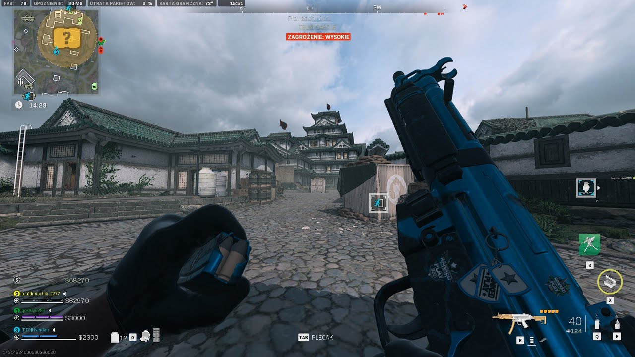 Ludzie siedzą pod mapą (Ashika Island DMZ)
