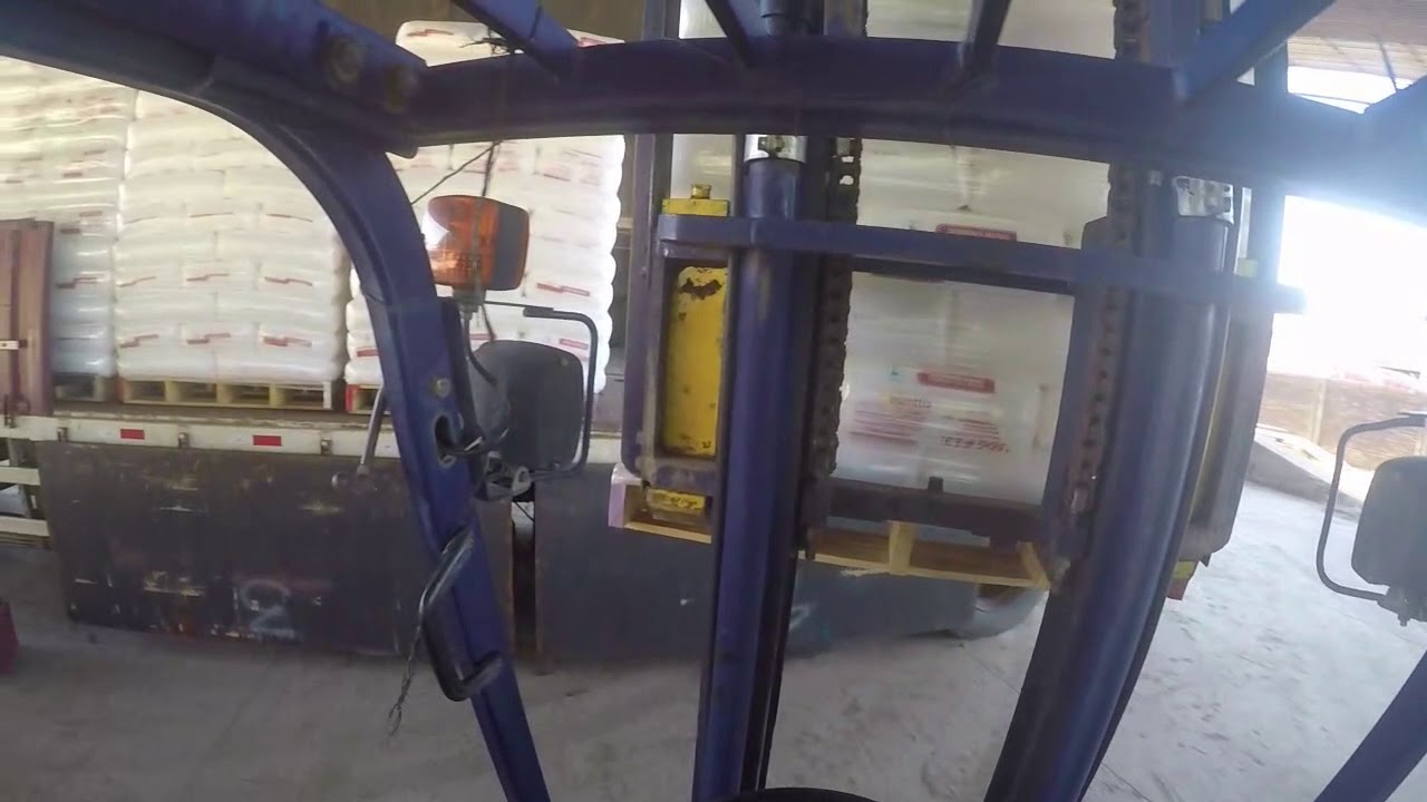 Así se cargar un trailer con montacargas