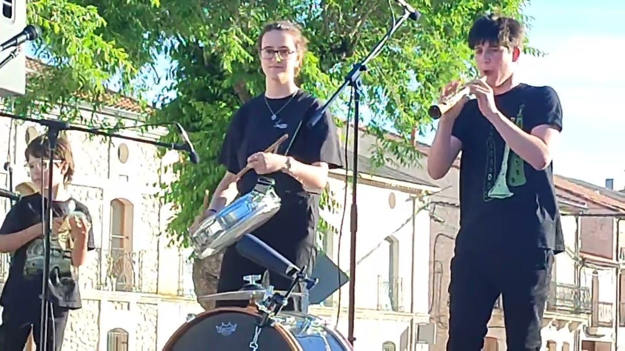 Adri terremoto , Alba y Leo en la fiesta de la dulzaina 