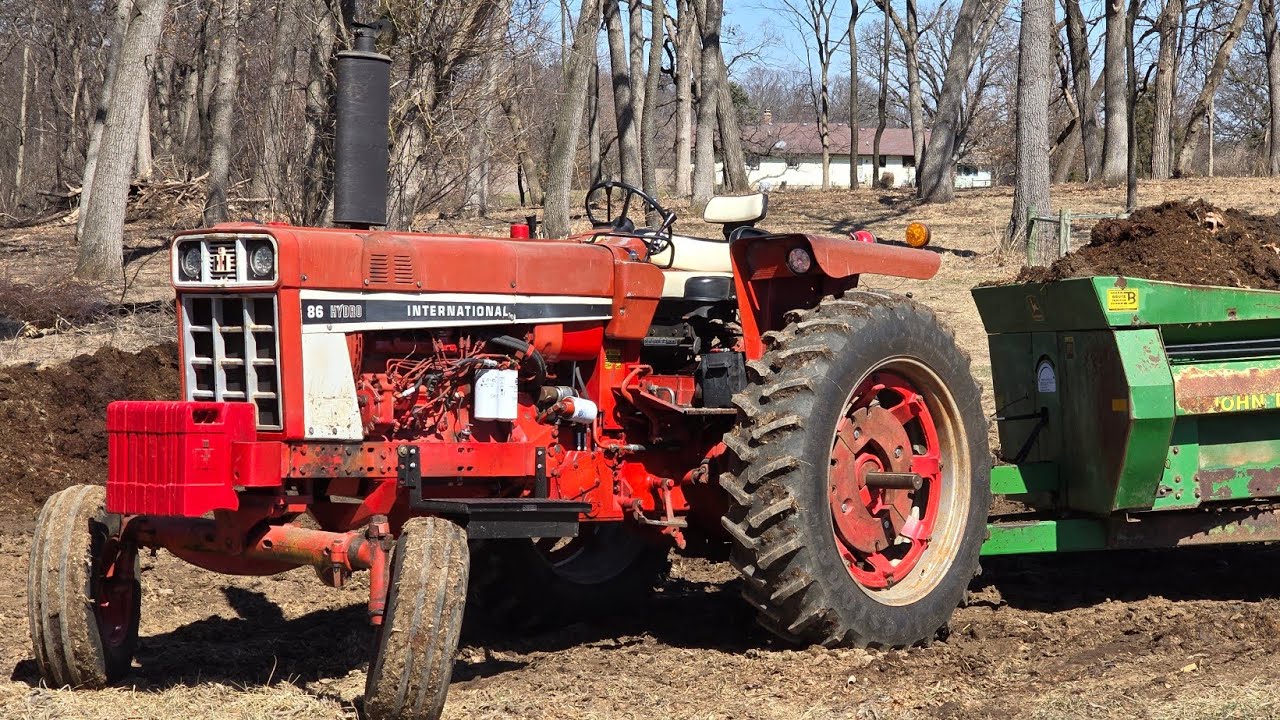IH 86 Hydro spreading compost manure