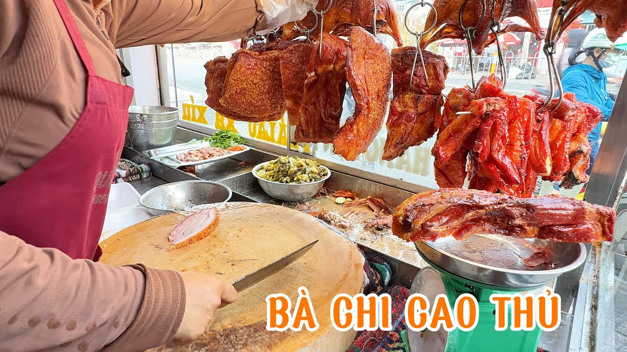 Bà chi vịt quay nhìn hai đệ chặt heo quay mà phát thèm 