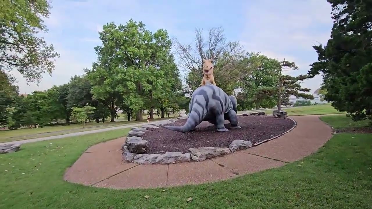 Walking in Forest Park (St. Louis, USA)