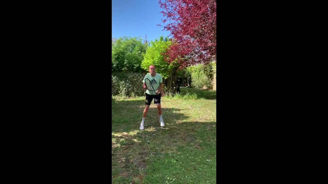 Exercices de tennis à réaliser dans son jardin avec Rodolphe Gilbert.
