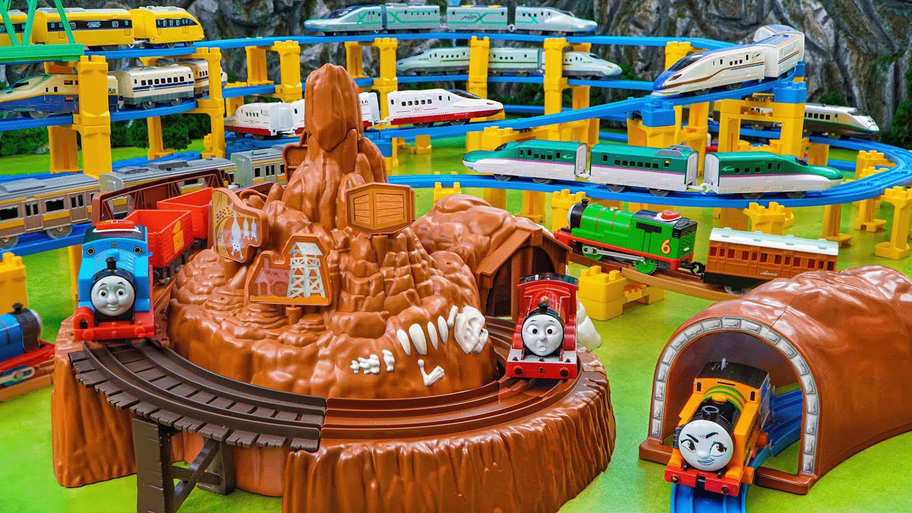 Plarail Shinkansen & Tomica Building ☆ A Running Test on TAKARA TOMY Big Thunder Mountain Plarail