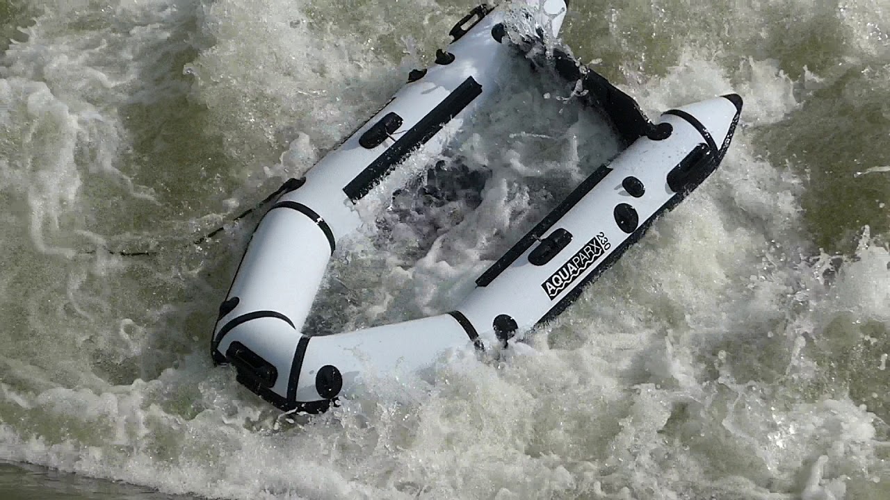 Boot gefangen in Wasserwalze
