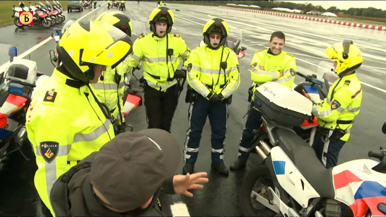 Politieagenten leren schieten op de motor