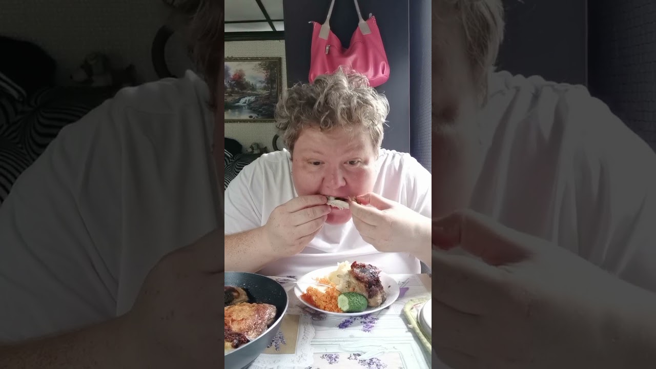 Пюрешка с жареным бедрышком и морковный салат