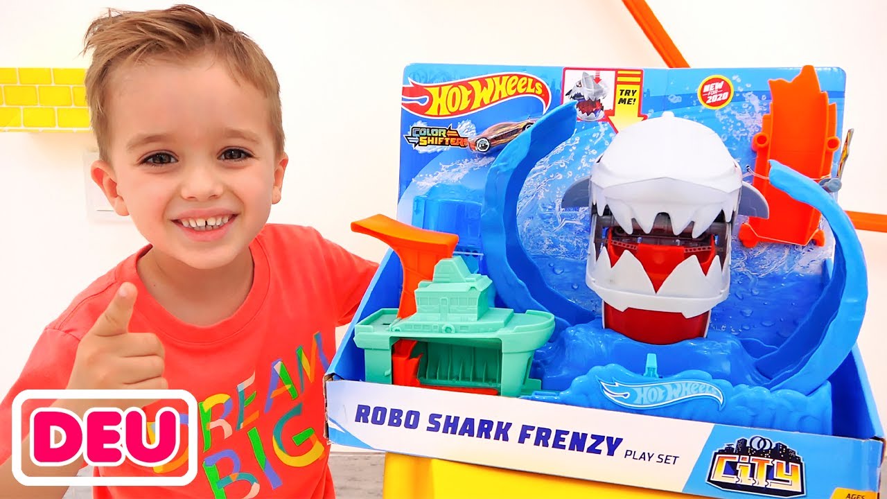 Nikita viel Spa&szlig; mit Spielzeugautos Hot Wheels City