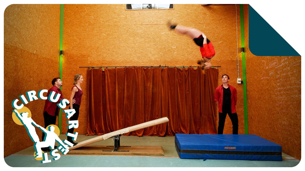 Overvlieg en achterwaartse salto op de bascule | Acrobatiek
