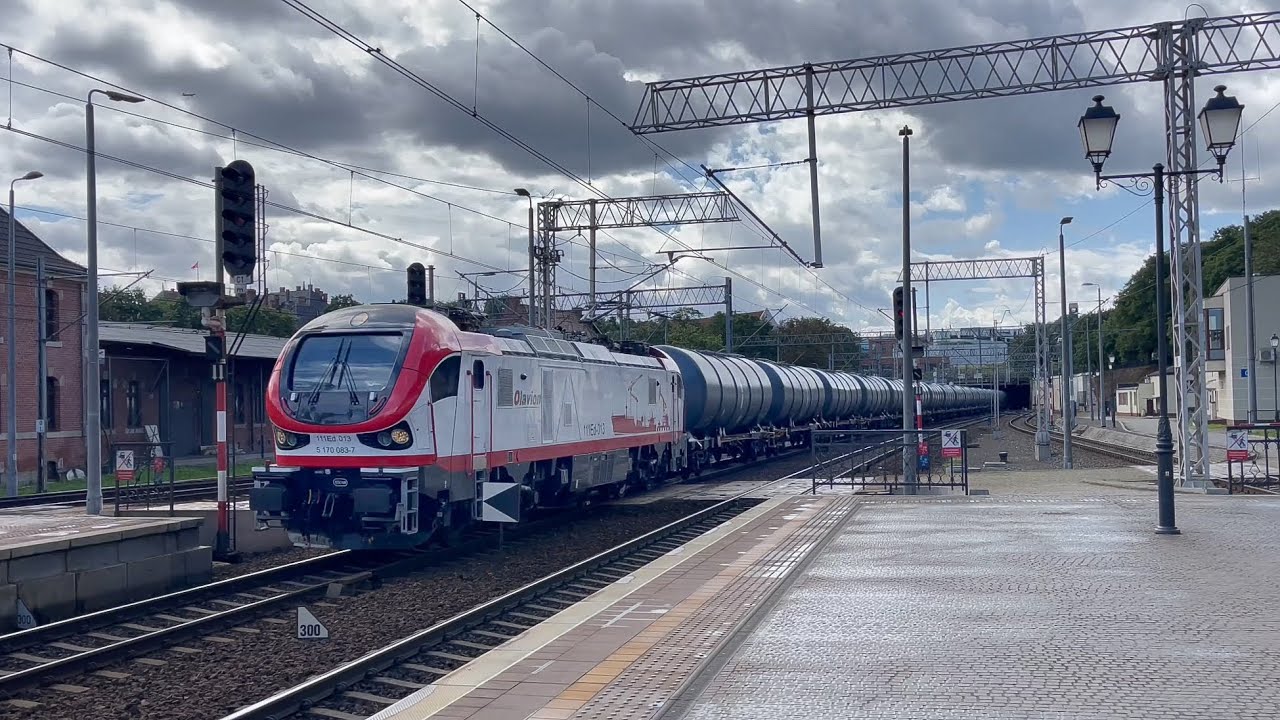Pesa GAMA 111Ed-013 Olavion z cysternami przejazd przez Gdańsk Gł&oacute;wny Pociągi towarowe