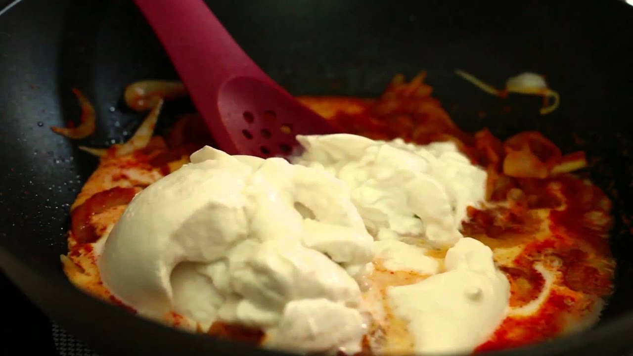Czerwone curry z kurczakiem - Grzegorz z MniamMniaml.pl