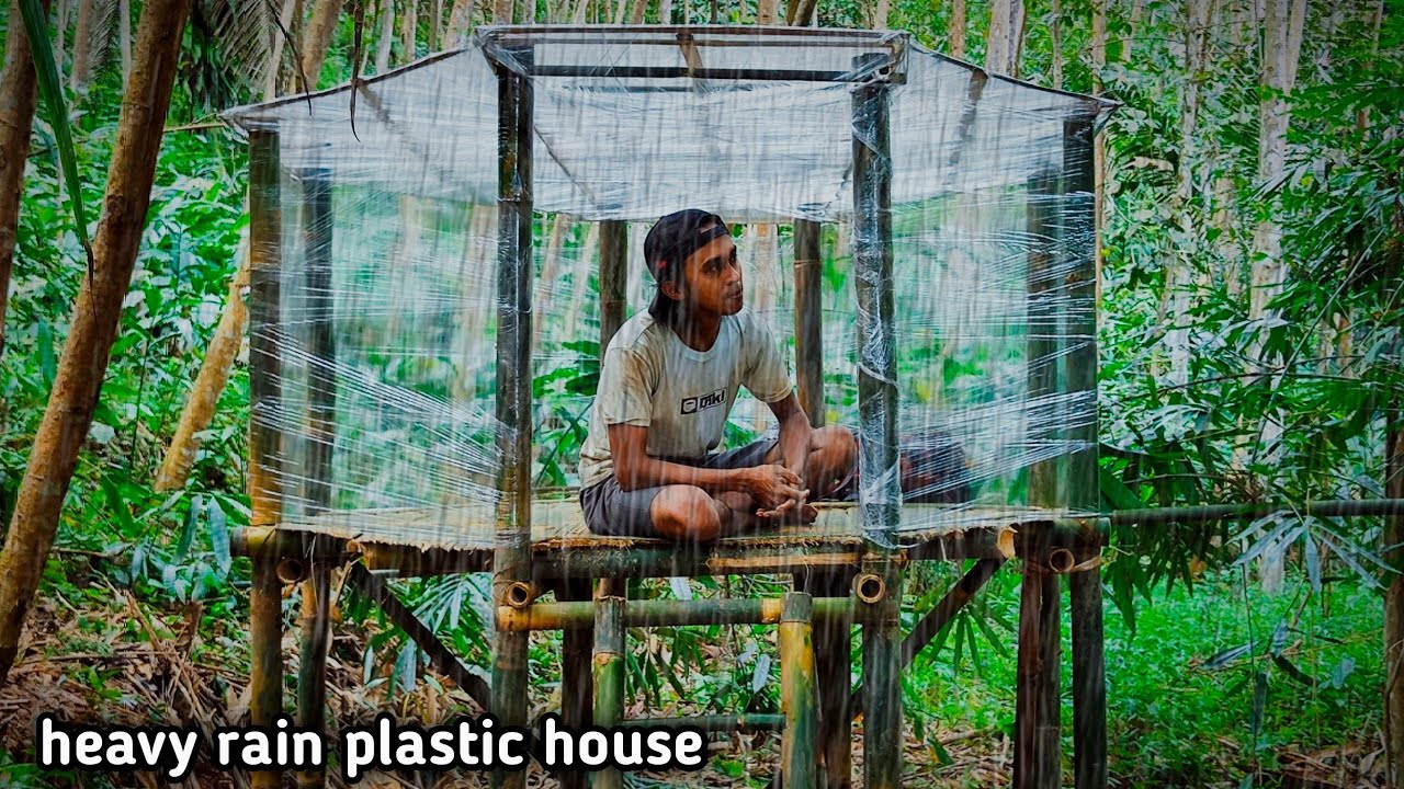 Solo camping hujan deras seharian||membangun shelter dinding atap plastic wrap||buscraft-asmr