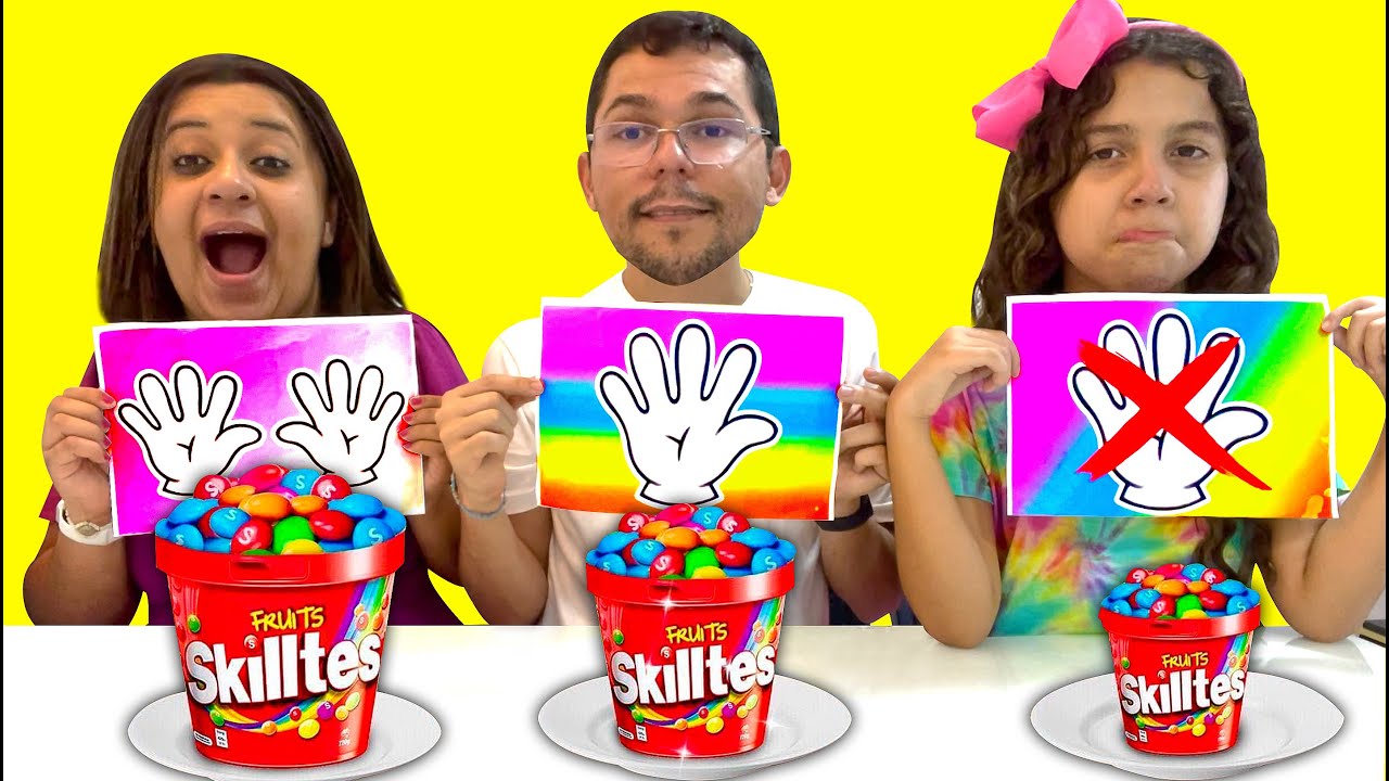 Sem mãos vs Uma Mão vs Duas Mãos Comendo Desafio! - Família Araújo
