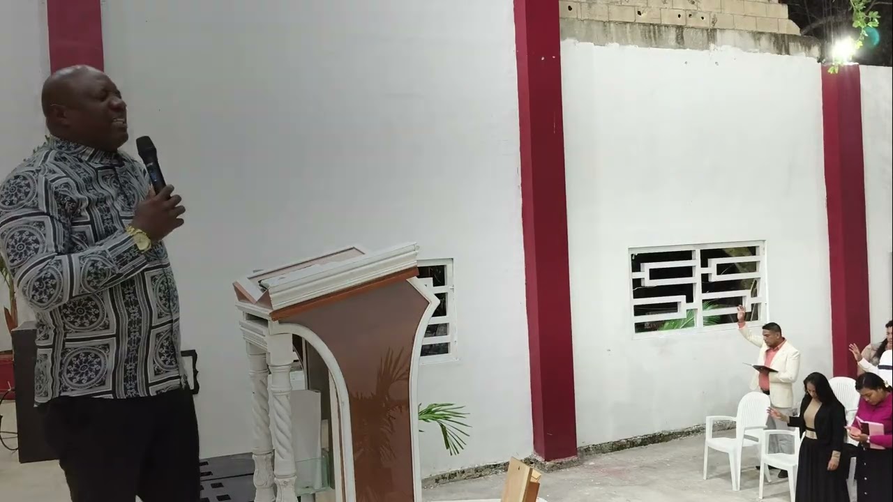 PREDICACION POR EL EVANGELISTA PABLO COLUMNA EN CANCUN MEXICO EN LA IGLESIA MONTE SINAI