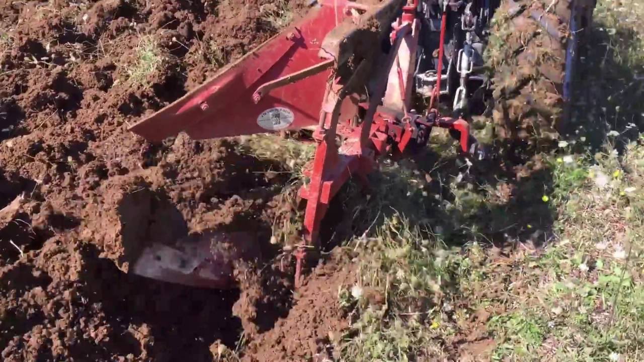 Aratura su terreno argilloso