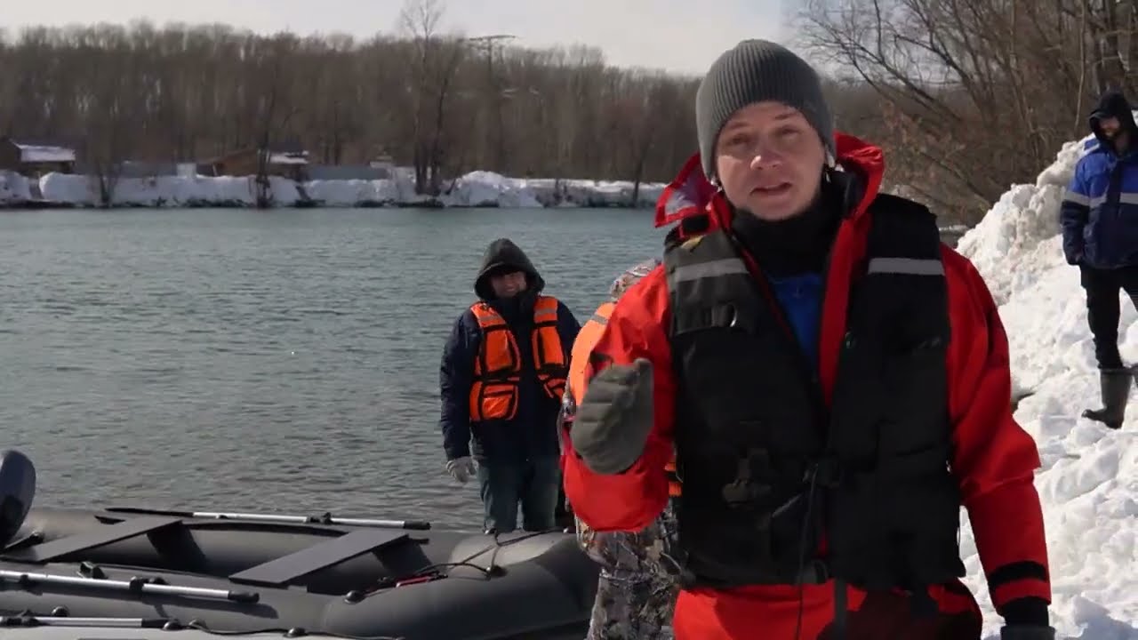 How fast a 2 stroke 9.8hp outboard motor on a 3.8m inflatable boat loading 3 people could run???