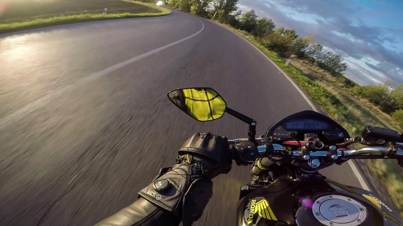 Brzdění v zatáčce na motorce