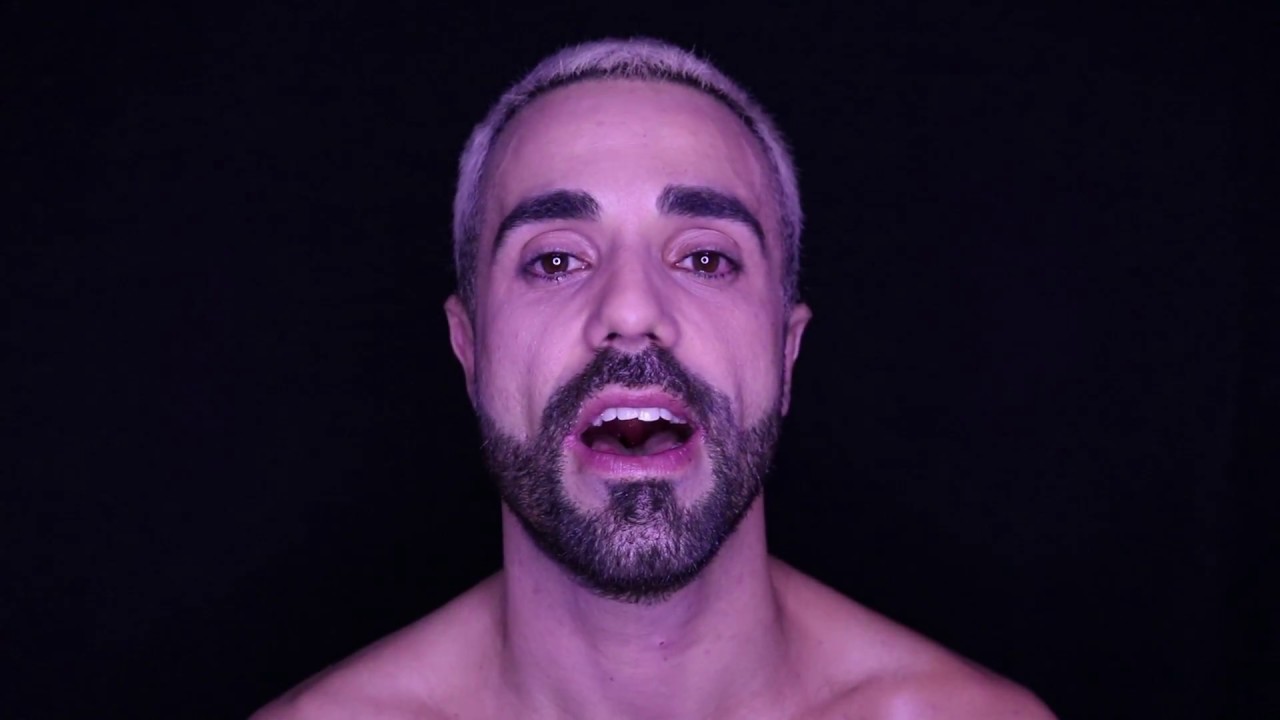 Chris Dortas - Em Peda&ccedil;os (V&iacute;deo Clipe Oficial)