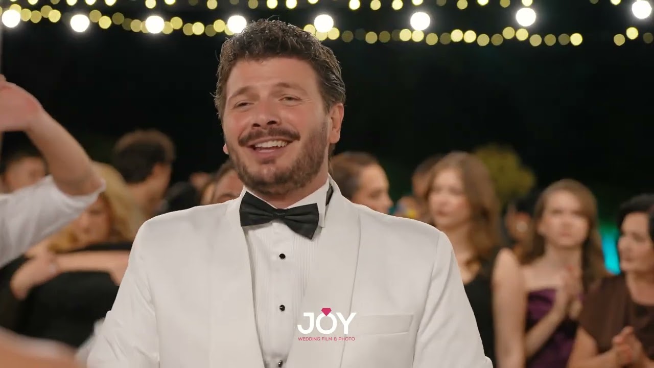Një moment i bukur: dhëndri mban në krah nusen 👰‍♀️🤵‍♂️✨