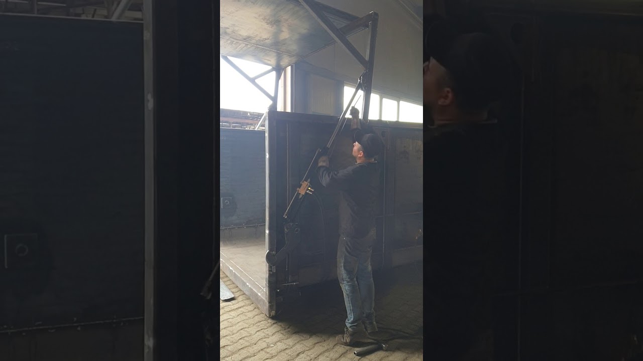 Hydrauliczna klapa kontenera hakowego