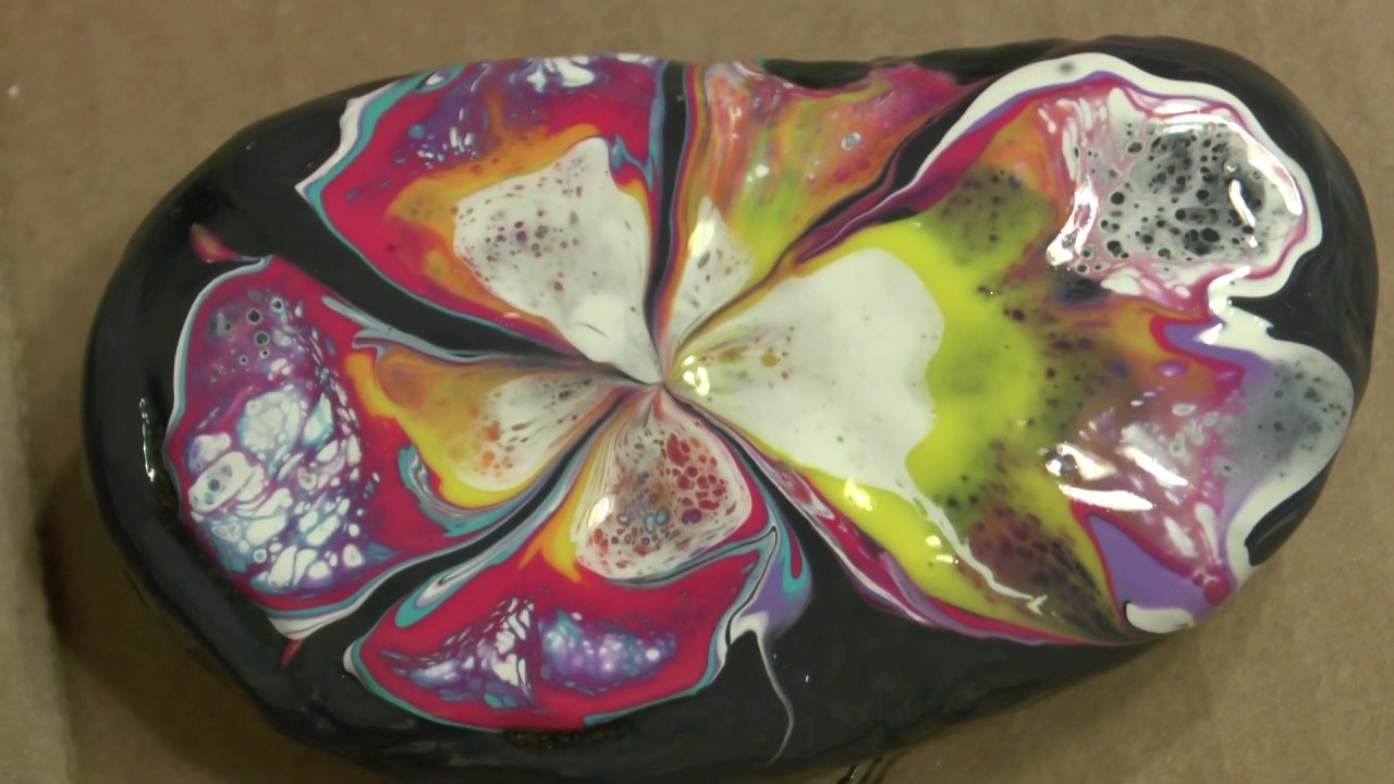 Steine bemalen, Acrylic pouring on a Rock.