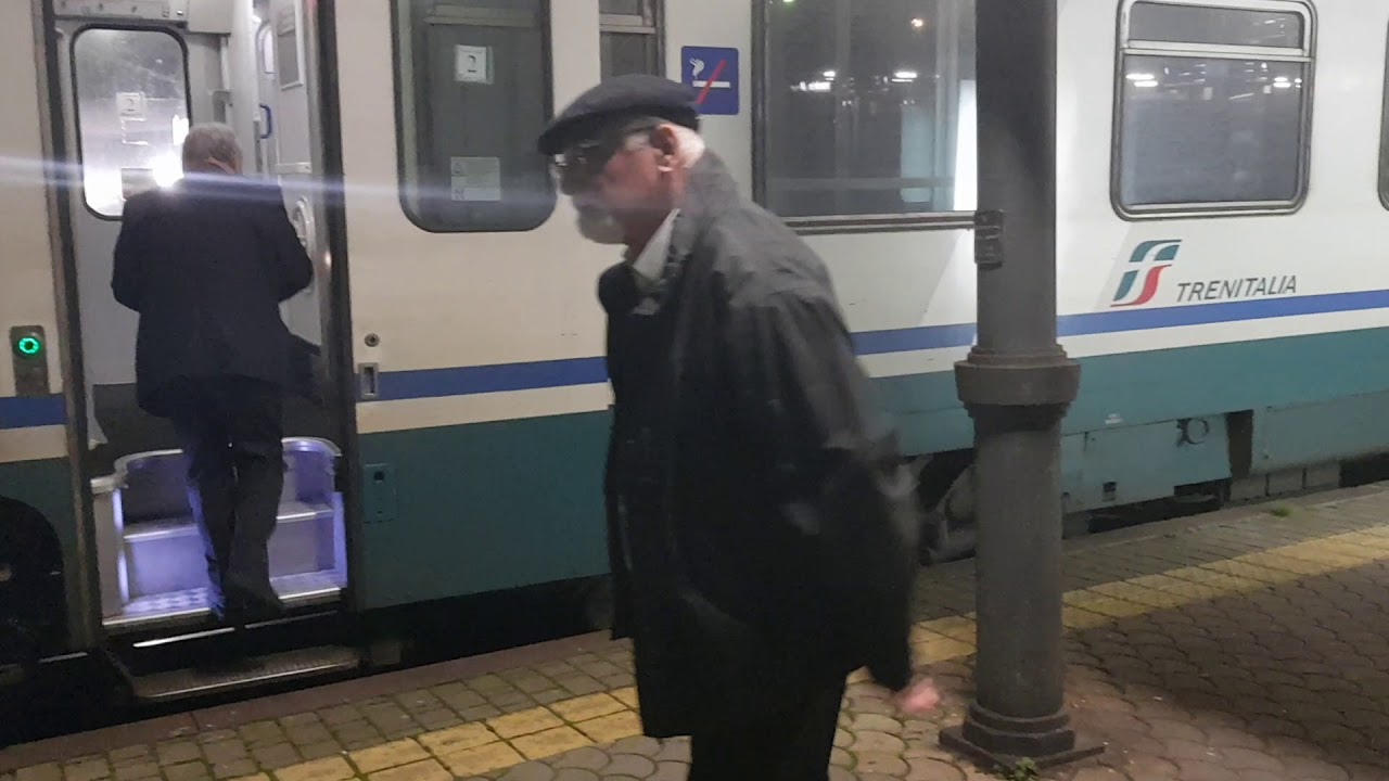 Capotreno da' il via a ICN NOTTE per Lecce , parte il treno mentre arriva Minuetto