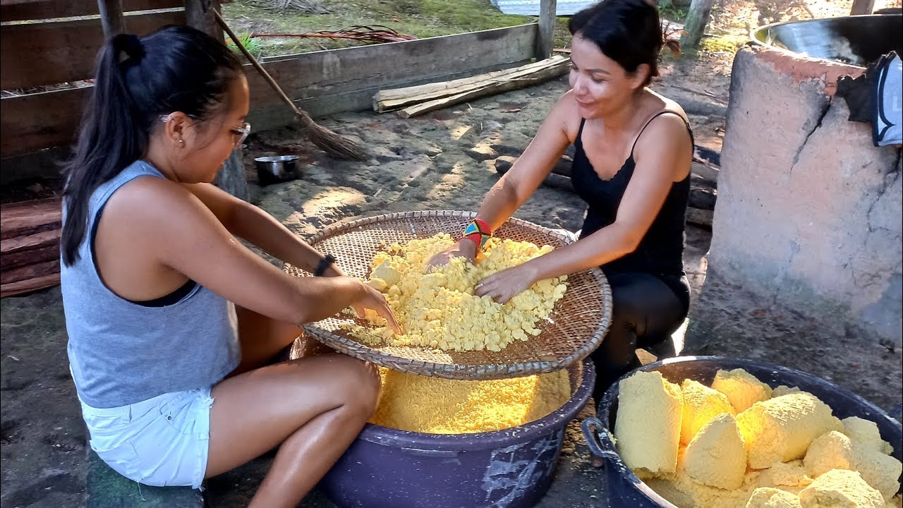 TRADIÇÃO DA AMAZÔNIA. Fazendo farinha em uma comunidade indígena  do Alto Rio Negro.