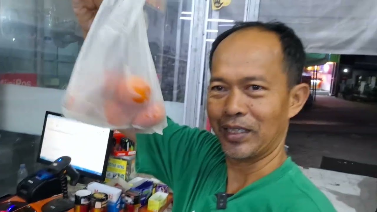 Jualan Sayur di Toko Sembako Laris Manis
